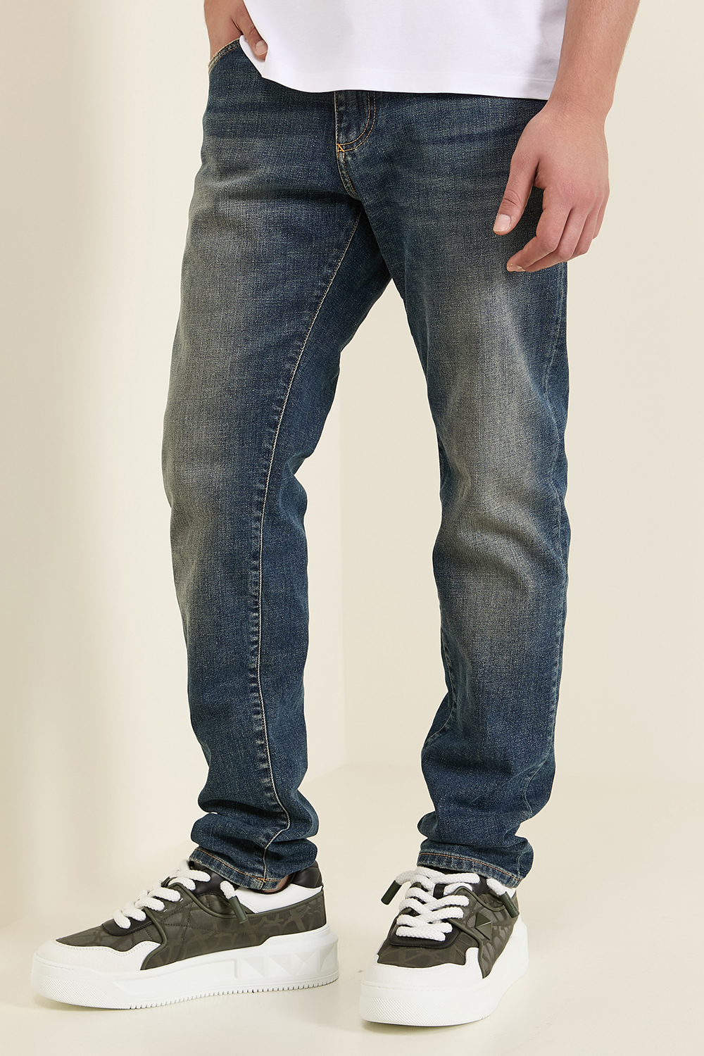 תמונת כל הלוק של נעלי סניקרס